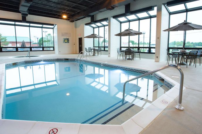 Imagen de la piscina del Hotel Drury Inn And Suites Joplin. Foto 20