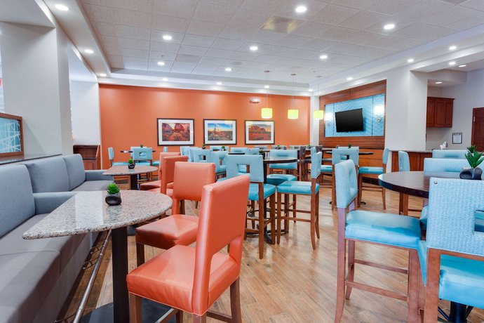 Imagen del bar/restaurante del Hotel Drury Inn And Suites Phoenix Chandler Fashion Center. Foto 6