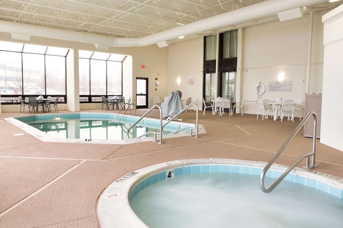 Imagen de la piscina del Hotel Drury Inn And Suites St. Louis Airport. Foto 20