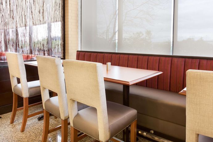 Imagen del bar/restaurante del Hotel Drury Inn And Suites St. Louis Airport. Foto 3