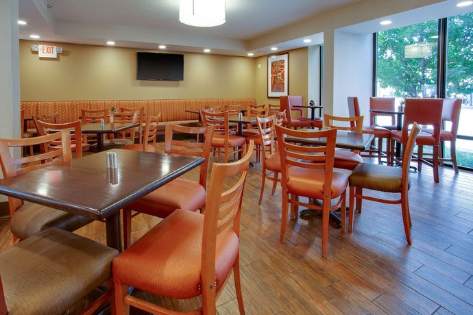 Imagen del bar/restaurante del Hotel Drury Inn And Suites Terre Haute. Foto 2