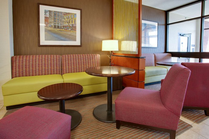 Imagen de los interiores del Hotel Drury Inn And Suites Terre Haute. Foto 18