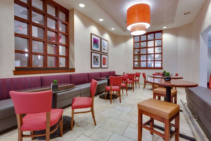 Imagen del bar/restaurante del Hotel Drury Inn and Suites Baton Rouge. Foto 2