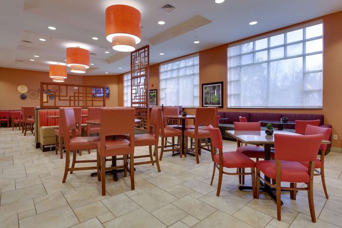 Imagen del bar/restaurante del Hotel Drury Inn and Suites Baton Rouge. Foto 4