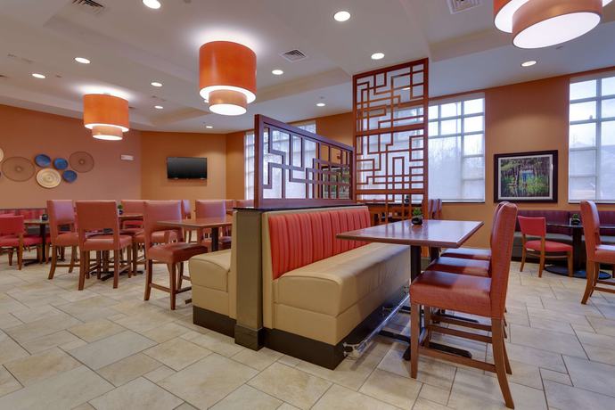 Imagen del bar/restaurante del Hotel Drury Inn and Suites Baton Rouge. Foto 5