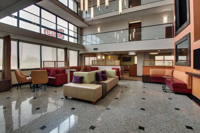 Imagen de los interiores del Hotel Drury Inn and Suites Bowling Green. Foto 14