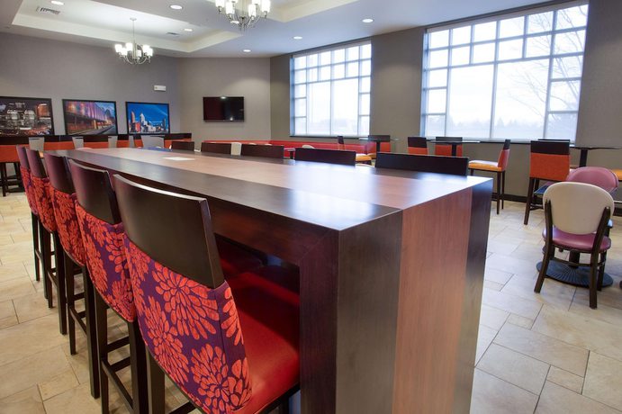 Imagen del bar/restaurante del Hotel Drury Inn and Suites Cincinnati Sharonville. Foto 3