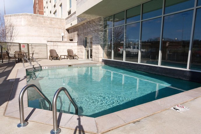 Imagen de la piscina del Hotel Drury Inn and Suites Cincinnati Sharonville. Foto 19