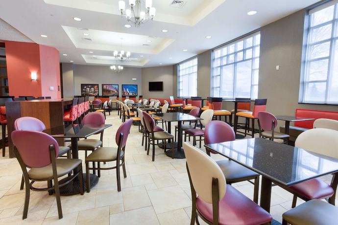 Imagen del bar/restaurante del Hotel Drury Inn and Suites Cincinnati Sharonville. Foto 4