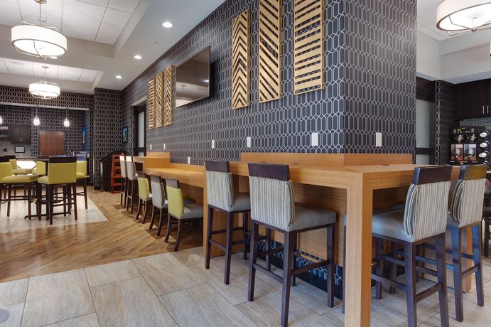 Imagen del bar/restaurante del Hotel Drury Inn and Suites Cleveland Beachwood. Foto 3