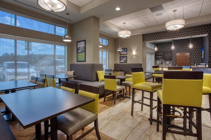 Imagen del bar/restaurante del Hotel Drury Inn and Suites Cleveland Beachwood. Foto 4