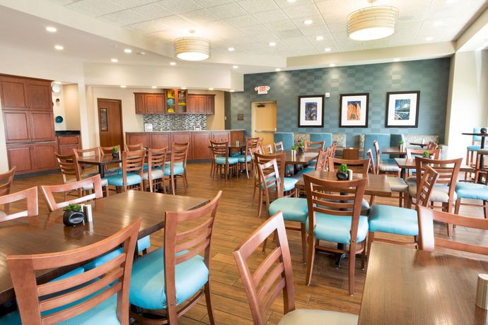 Imagen del bar/restaurante del Hotel Drury Inn and Suites Colorado Springs Near The Air Force Academy. Foto 2