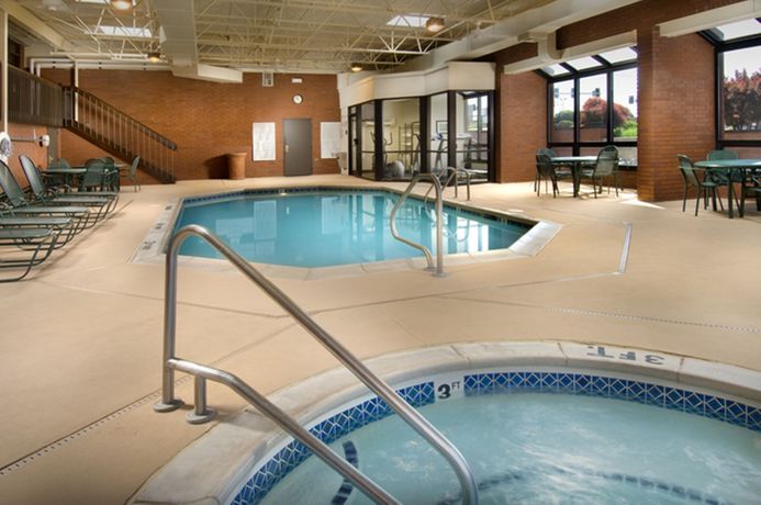 Imagen de la piscina del Hotel Drury Inn and Suites Columbia Stadium Boulevard. Foto 15