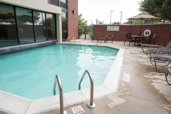 Imagen de la piscina del Hotel Drury Inn and Suites Columbus Dublin. Foto 14