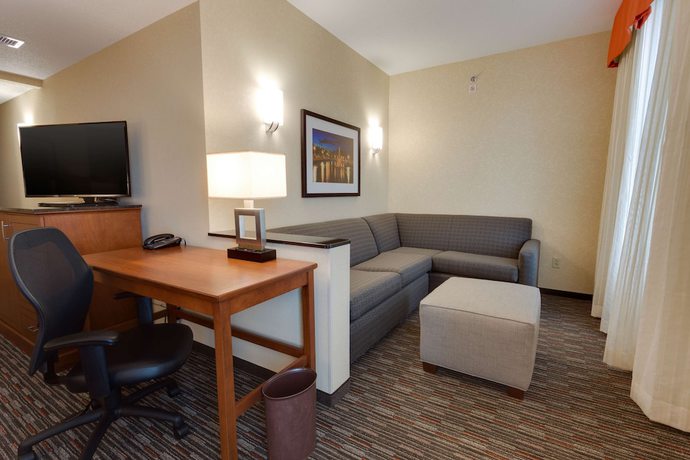 Imagen de la habitación del Hotel Drury Inn and Suites Fort Myers Airport FGCU. Foto 10