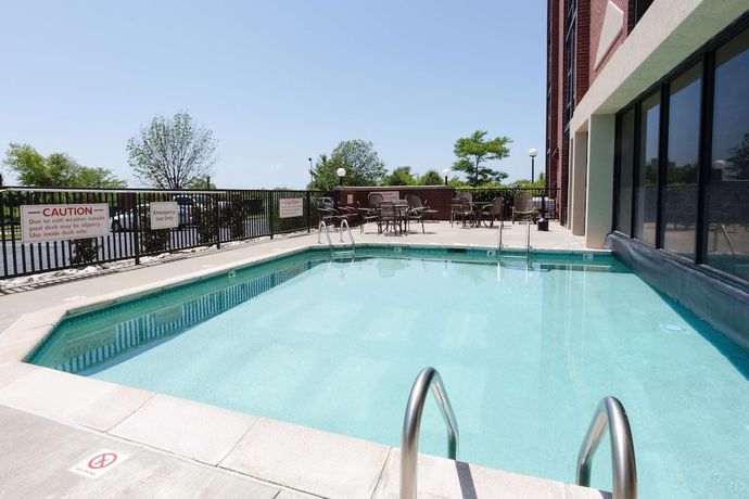 Imagen de la piscina del Hotel Drury Inn and Suites Kansas City Airport. Foto 19