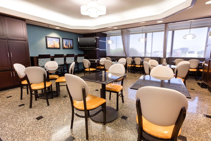 Imagen del bar/restaurante del Hotel Drury Inn and Suites Kansas City Airport. Foto 2