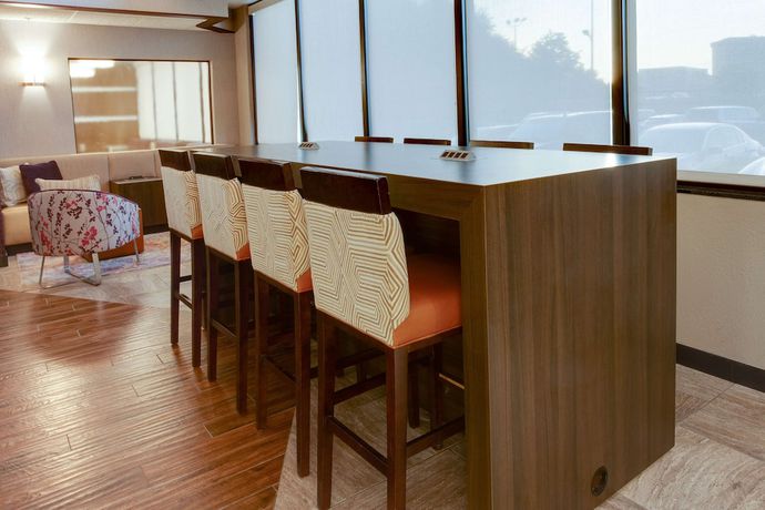 Imagen de los interiores del Hotel Drury Inn and Suites Louisville East. Foto 19