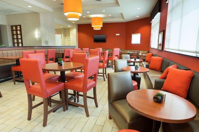 Imagen del bar/restaurante del Hotel Drury Inn and Suites Montgomery. Foto 2