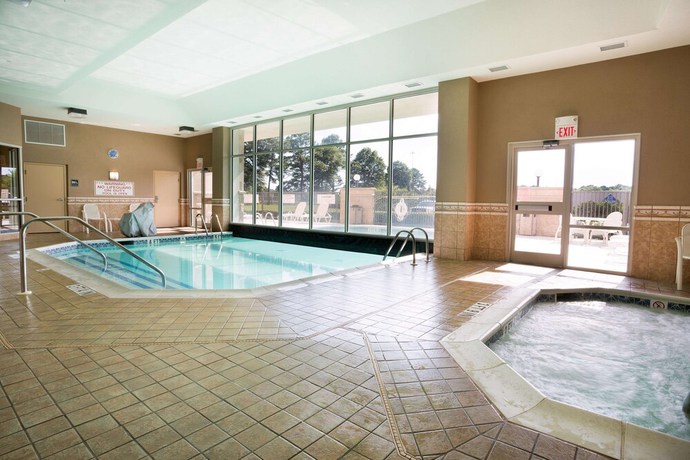 Imagen de la piscina del Hotel Drury Inn and Suites Montgomery. Foto 20