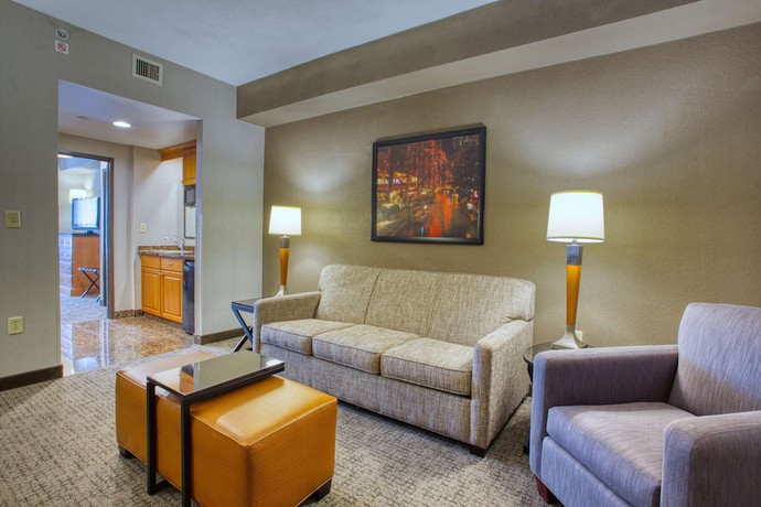 Imagen de la habitación del Hotel Drury Inn and Suites Near La Cantera Parkway. Foto 17