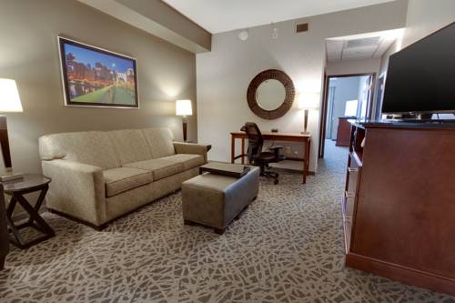 Imagen de la habitación del Hotel Drury Inn and Suites Pittsburgh Airport Settlers Ridge. Foto 2