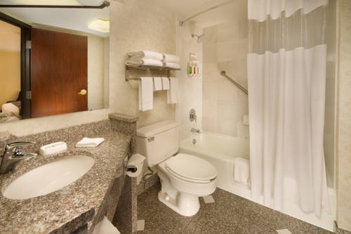 Imagen de la habitación del Hotel Drury Inn and Suites St Joseph. Foto 5