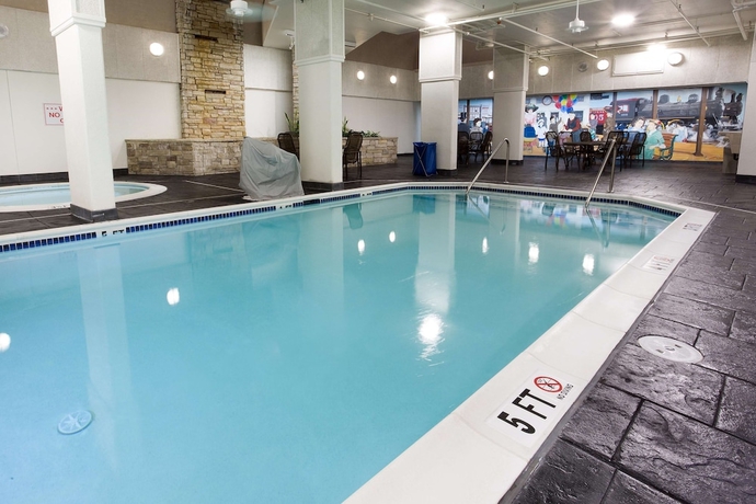 Imagen de la piscina del Hotel Drury Inn and Suites St. Louis Union Station. Foto 18