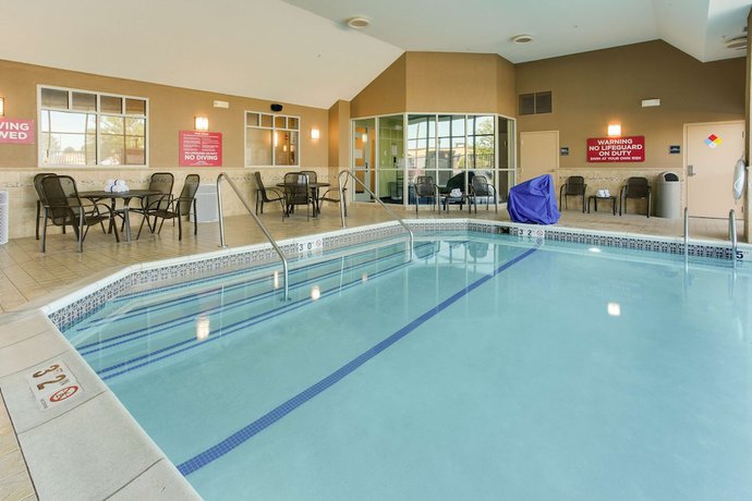 Imagen de la piscina del Hotel Drury Inn and Suites West Des Moines. Foto 20