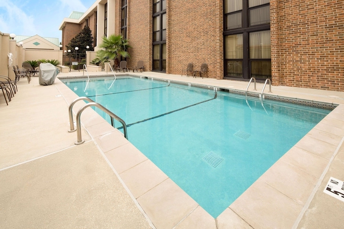 Imagen de la piscina del Hotel Drury Plaza Hotel Mobile. Foto 19