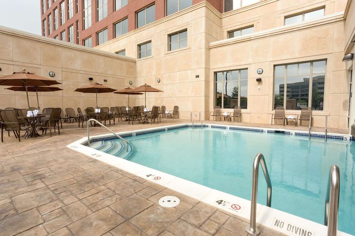Imagen de la piscina del Hotel Drury Plaza Indianapolis Carmel. Foto 20