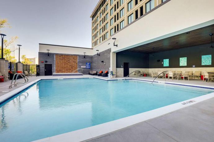 Imagen de la piscina del Hotel Drury Plaza North Charleston. Foto 10