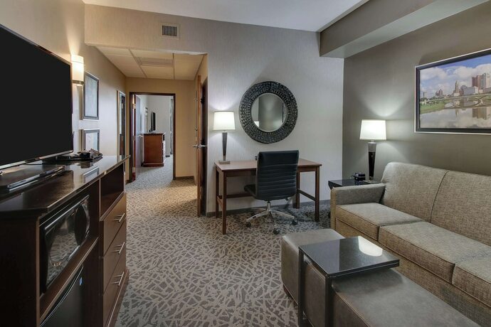 Imagen de la habitación del Hotel Drury Plaza Savannah Pooler. Foto 17