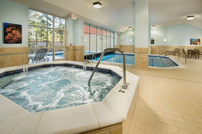Imagen de la piscina del Hotel Drury Plaza Valdosta. Foto 20