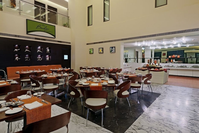 Imagen del bar/restaurante del Hotel Ds Clarks Inn Gurgaon. Foto 4