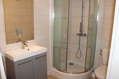 Imagen de la habitación del Hotel Du Centre Luc&eacute; Chartres. Foto 12