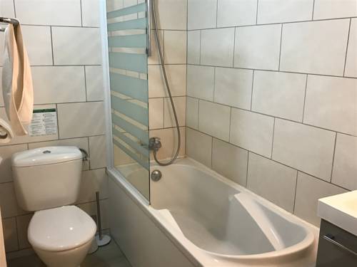 Imagen de la habitación del Hotel Du Centre Luc&eacute; Chartres. Foto 13