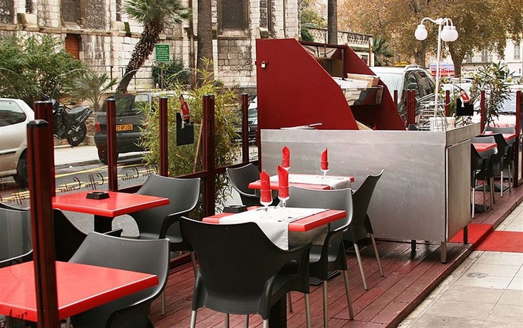 Imagen del bar/restaurante del Hotel Du Centre, Un Ammi. Foto 2