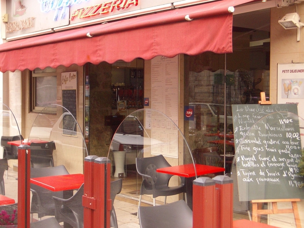 Imagen del bar/restaurante del Hotel Du Centre, Un Ammi. Foto 4