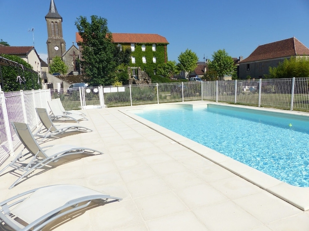 Imagen de la piscina del Hotel Du Château, Alvignac. Foto 19