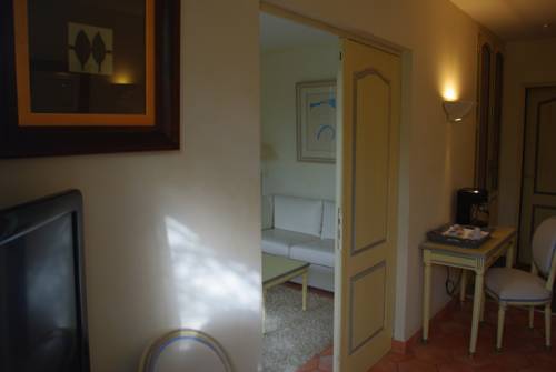 Imagen de la habitación del Hotel Du C&ocirc;t&eacute; Des Olivades. Foto 2