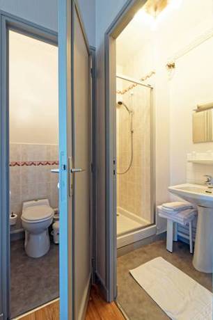 Imagen de la habitación del Hotel Du Commerce, AUTUN. Foto 15