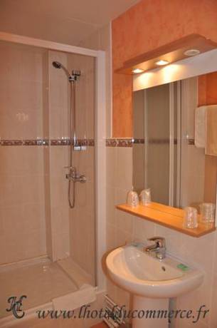 Imagen de la habitación del Hotel Du Commerce, LE CHATEAU D&acute;OLONNE. Foto 5