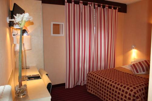 Imagen de la habitación del Hotel Du Commerce, LE CHATEAU D&acute;OLONNE. Foto 12