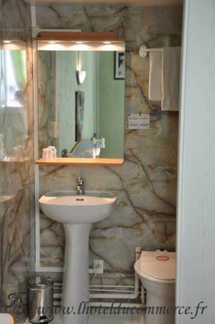 Imagen de la habitación del Hotel Du Commerce, LE CHATEAU D&acute;OLONNE. Foto 14
