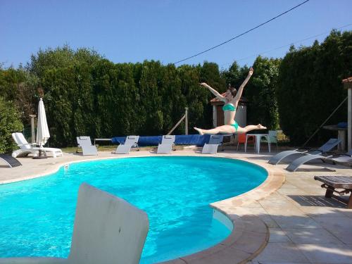 Imagen de la piscina del Hotel Du Commerce, Roumazieres-Loubert. Foto 6
