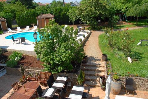 Imagen de la piscina del Hotel Du Commerce, Roumazieres-Loubert. Foto 7