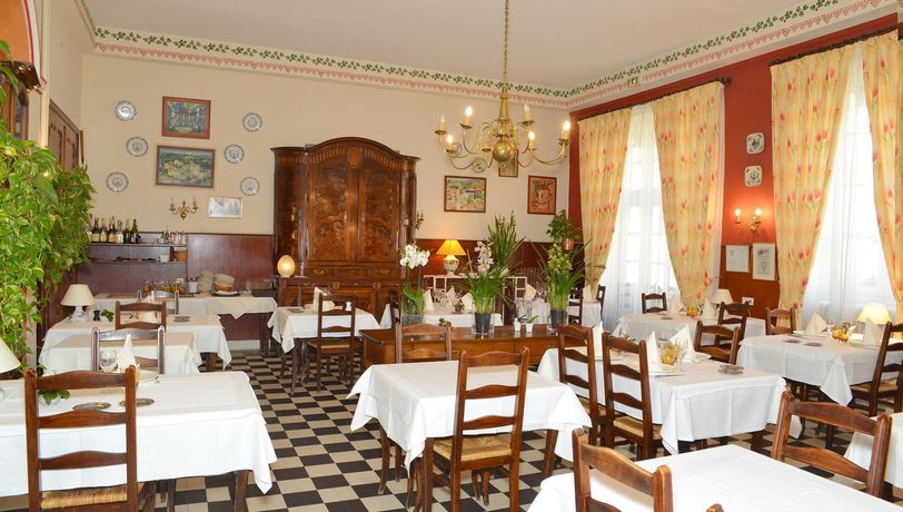 Imagen del bar/restaurante del Hotel Du Commerce, Saint-Amour. Foto 2