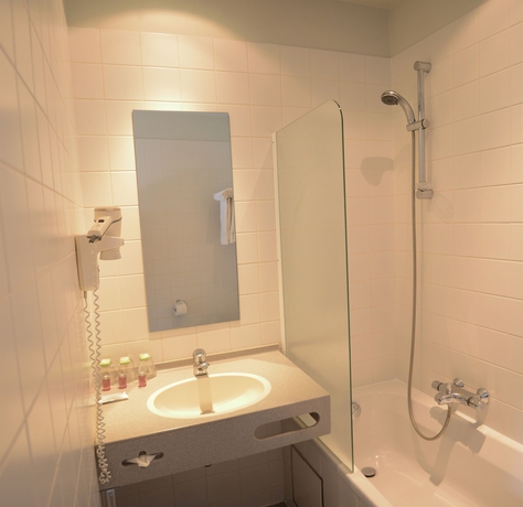 Imagen de la habitación del Hotel Du Congres. Foto 4