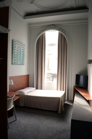 Imagen de la habitación del Hotel Du Congres. Foto 9